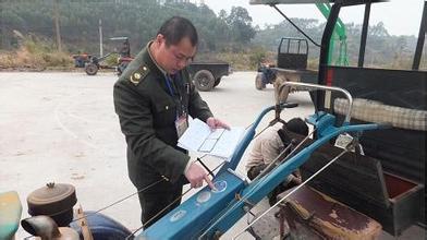 拖拉机肇事司机投案自首 驾驶证竟多年未审验